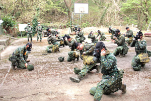 官兵進行限時防護面具配戴測驗。(圖:鄭恆佳)