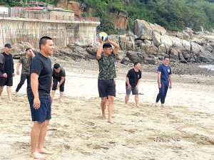 官兵於沙灘上進行躲避球競賽。(圖:林耕禾)