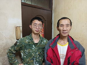 穿軍服讚！。（馬防部駐台勤務支援中心／中尉楊玖千）
