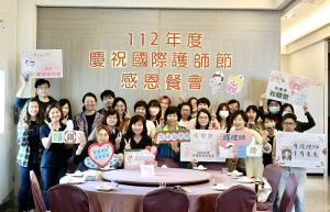 馬祖有你們真好!縣長王忠銘藉國際護師節餐會場合,代表縣府團隊及軍民鄉親,向疫情3年多來,站在第一線的醫護人員表達敬意。(圖/文:曹重偉)