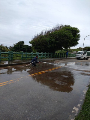 近來大雨造成道路危安,莒光消防分隊協助處理,以防意外發生。(圖/文:宋幸儒、莒光消防分隊)