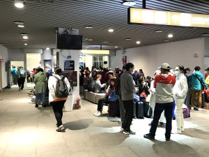 　縣長王忠銘於福澳旅運大樓候船室瞭解售票情形，新臺馬輪夜航返台載走580人。（圖／文：吳嘉榮）