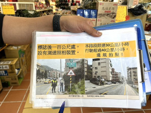 租車業者每個月都會收到不少觀光客的交通罰單,在租車前都會提供警方交通宣導多加提醒。(圖/文:馮紹夫)