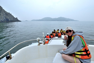 　東引海岸線高聳崎嶇，搭乘「海上看東引」觀光船，可以從海上觀賞海蝕崖、海蝕柱及變色龍等奇岩怪石，是到東引不能錯過的旅遊體驗。（圖／文：陳其敏）