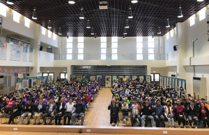 　常春藤英語老師賴世雄來馬進行偏鄉關懷公益講座，並拜會縣長王忠銘，雙方就英語學習、情境建置等議題交換意見。（圖／文：吳嘉榮）