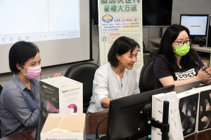　衛福局「追加次世代，豪禮大方送」公開抽獎，由局長陳美金透過電腦抽獎程式，從2909人之中依獎項順序抽出共20位幸運民眾。（圖／文：曹重偉）