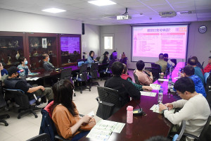 　好康補助就是現在！經濟部商業司10日下午於產發處舉辦商業服務業節能設備補助說明會連江場，吸引30多位業者到場關心。（圖／文：曹重偉）