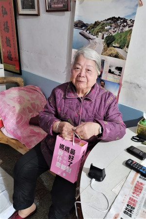 母親節將屆,東引鄉長林德建贈送蛋糕禮盒給在地弱勢族群,表達關懷與支持。(圖:東引鄉公所)