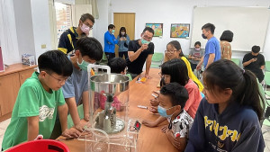 中央氣象局馬祖氣象站與敬恆國小部聯合辦理小小氣象觀測員課程,讓學生習得氣象相關用語及知識,獲益良多。(圖/文:宋幸儒)