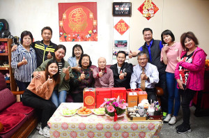 　馬祖村陳學源過86歲生日，縣長王忠銘率祝壽團登門拜訪，陳學源的女兒、兒子、媳婦及孫子輩專程回老家慶生，全家福場景和樂融融。（圖／文：曹重偉）