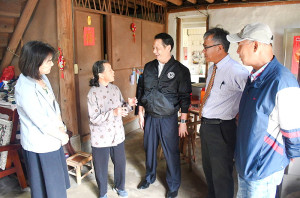 　介壽村姜水仙妹女士5月11日過86歲生日，縣長王忠銘11日上午會同鄉長林志東、衛福局長陳美金等組成祝壽團登門拜訪。（圖／文：曹重偉）