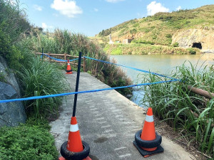 　東引東湧水庫環庫步道，其中一段欄杆坍塌，自來水廠籲請軍民不要進入，以免發生危險。（圖／文：陳其敏）