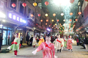 馬祖境天后宮媽祖聖誕遶境祈福熱鬧非凡;壓軸煙火秀響亮升空,綻放繽紛火花,在讚嘆聲中結束這場虔敬又歡樂的遶境祈福。(圖/文:曹重偉)