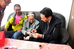 　復興村曹城金女士91歲生日，縣長王忠銘昨天會同鄉長林志東等登門拜訪，幫老人家戴上90歲以上祝壽才有的金戒指，喜氣洋洋。（圖／文：曹重偉）