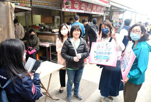　慶祝112年母親節，中國國民黨連江縣黨部12日與全國同步辦理「彩繪心中愛、溫馨五月情」致送康乃馨慶祝活動。（圖／文：曹重偉）