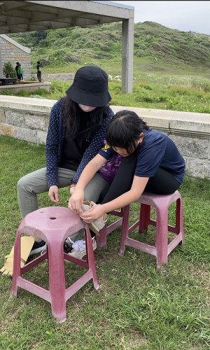 東莒國小暨附幼兒園12日上午舉行校外春郊與提前歡慶母親節活動。(圖/文:蔡夢玲)