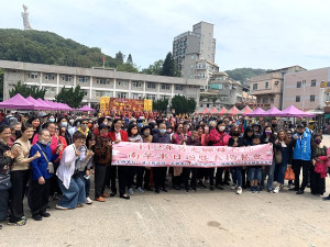 歡慶母親節莒光媽媽跨島南竿遊。（圖：馬祖日報社）