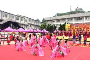 　農曆三二三媽祖在馬祖聖誕重頭戲祭祀大典13日吉時在馬港廣場隆重登場，縣長王忠銘擔任主祭，中正女學生同步演出少見的「四佾舞」。（圖／文：曹重偉）