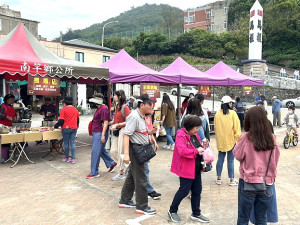 農曆三二三媽祖在馬祖聖誕系列週末迎來最高潮,中正舞獅隊祝壽一次出動六隻最高規格;美食園遊會也很受矚目吸引遊客品嚐道地佳餚。(圖/文:曹重偉)