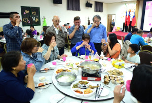 　東引鄉母親節聯誼餐會，縣府秘書長張龍德、教育處長王禮民、鄉長林德建等人代表縣長王忠銘表揚模範母親劉麗華女士，並祝賀所有母親快樂健康。（圖／文：陳其敏）