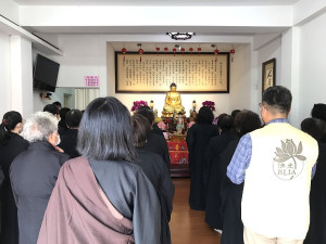　國際佛光會馬祖分會慶祝佛誕節暨母親節，設置莊嚴浴佛亭供大眾浴佛，並祈願全天下的母親都平安、快樂。（圖／文：吳嘉榮）