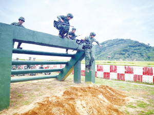 官兵實施高跳臺戰技訓練。(圖:姜智傑)