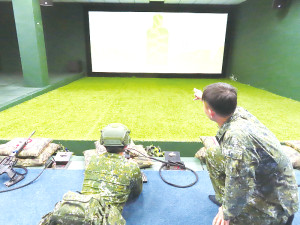 教官指導官兵射擊目標位置。(圖:簡慈儒)