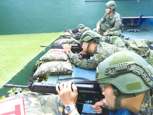 官兵體驗模擬射擊。(圖:簡慈儒)