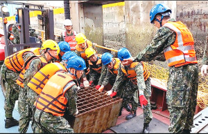 官兵進行搬運跳板作業。(圖:林政宇)