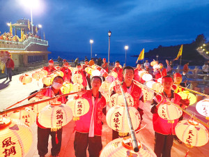 官兵參與媽祖聖誕遶境祈福活動。(圖:馬武羣)