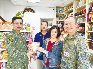 大隊長及政戰處長與志工媽媽合影。(圖:丁駿驣)