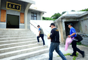 　東引反共救國軍退伍軍人協會護送前輩莊美倫骨灰回東引，縣長王忠銘、議長張永江到碼頭作最後的告別與致敬，並感謝協會成員的義行，熱心協助完成莊老先生落葉歸根的遺願。（文：陳其敏／圖：連江縣政府）