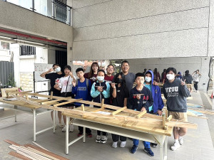 北竿三校(海大、中山、塘岐)舉辦聯合造舟活動,邀請台灣知名的大沐(溫志榮)老師現場指導。(圖/文:陳鵬雄)