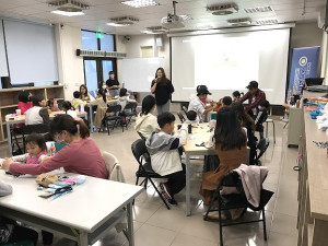 　家庭教育－親子互動遊戲工作坊帶領親子在遊戲中增加互動與瞭解，並學習雙贏溝通的技巧。（圖／文：吳嘉榮）