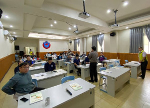 經過兩天課程,消防局112年度防災士第一梯次培訓計畫14日圓滿落幕,副縣長陳冠人肯定參加培訓的公務夥伴,為縣民安全福祉努力。(圖/文:曹重偉)