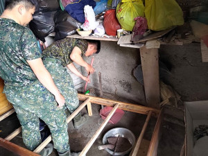 　莒光守備大隊協助修繕獨居老人損壞的床架，充分展現軍民一家精神。 （圖／文：宋幸儒、莒光鄉公所）