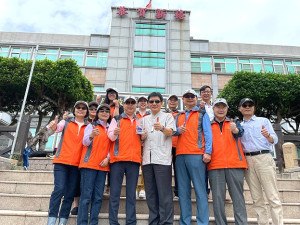 連江縣政府、財團法人電路板環境公益基金會雙方交流會,副縣長陳冠人致贈基金會感謝獎牌暨合影。(圖:連江縣政府教育處)