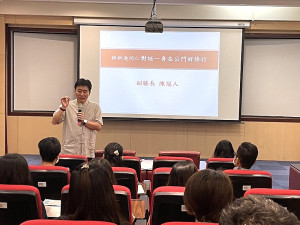連江縣政府暨所屬機關學校112年新進人員訓練研習班,副縣長陳冠人代表縣長王忠銘致期許之意。(圖:連江縣政府人事處)