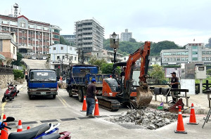 　介壽村蔬菜公園與介壽商場間道路排水管線工程17日開挖，造成路面限縮，由於該處屬地區交通頻繁路段，提醒路過駕駛多加注意。（圖／文：曹重偉）