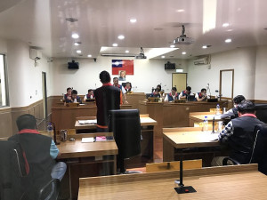 　南竿鄉代會第2天鄉政總質詢，鄉代們針對社會福利、獅子市場等多項議題提出質詢。（圖／文：吳嘉榮）