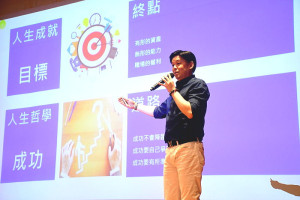　《名人攀講》再開！馬來西亞拿督陳政宇抵馬開講，強調成功人生要靠自己爭取，自己設定目標。（圖／文：曹重偉）