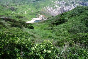 　東引大紫澳營建剩餘土石方堆置場，土石外溢嚴重且衝擊環境景觀，縣府工務處規劃選擇小紫澳凹谷地作為新的土石方堆置場，但是東引鄉民代表會全體代表建議重新再評估，並召開公聽會擴大居民參與討論。（圖／文：陳其敏）
