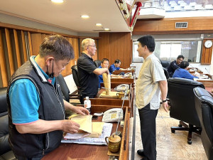 連江縣議會第8屆第1次定期大會開議,議員們完成報到並召開預備會議;副縣長陳冠人代表縣長前往拜會,預祝會期圓滿順利。(圖/文:曹重偉)