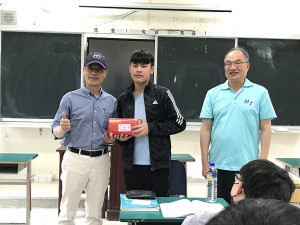 　教育處長王禮民到考場致贈餐盒和慰問考生，轉達縣長王忠銘的關心。（圖／文：吳嘉榮）