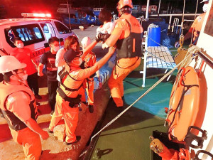 海巡隊19日23時接獲北竿衛生所通報,1名女童呼吸困難且全身無力,經評估急需轉診至縣立醫院,在海巡及醫護人員協力照護下圓滿達成任務。(圖:馬祖海巡隊)