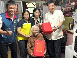 介壽村官長春女士過89歲生日,副縣長陳冠人代表縣長會同衛福局長陳美金、公所秘書徐雲輝等共組祝壽團登門拜訪。(圖/文:曹重偉)