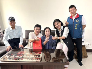 福澳村陳蘭金女士過86歲生日,副縣長陳冠人、局長陳美金等登門拜訪,陳蘭金對訪客相當客氣,合照時還會一起比出愛心手勢。(圖/文:曹重偉)