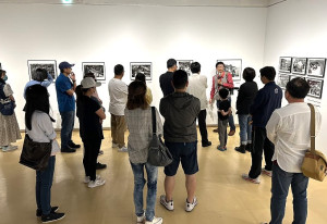 　阿兵哥軍旅記憶攝影展溫馨開展，副縣長陳冠人、馬防部副指揮官馬吉瑞致意，田裕華、杭大鵬、張良一3人親自擔任圖片解說。（圖／文：曹重偉）