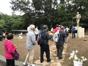 　10週年李小石追思音樂會20日舉行，眾人向李小石紀念銅像鞠躬致意並一一獻上百合花。（圖／文：吳嘉榮）
