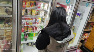 國內發現「蘋果西打」飲料有不明白色沉澱物,衛福局上午啟動全面稽查,總計下架31罐(1250cc14瓶,2000cc17瓶)(圖/文:曹重偉)